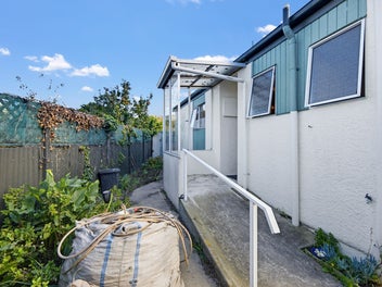 Cosy Living within walking distance to amenities.