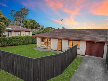MODERN FREEHOLD & SINGLE LEVEL HOME