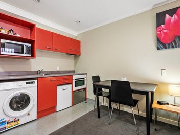 IDEAL INVESTMENT/CITY PAD IN THE HEART OF THORNDON