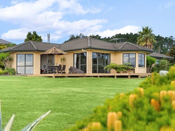 DELUXE LIVING – ELEVATED LOCATION PANORAMIC VIEWS