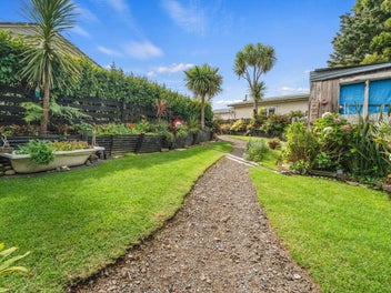 Rare Huapai Lifestyle–1,242m² in the Heart of Town