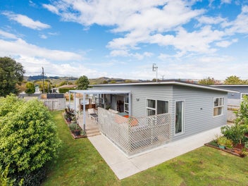 MODERN LOW MAINTENANCE - BRING THE FAMILY