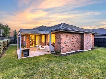 Sunny on Shillingford Boulevard