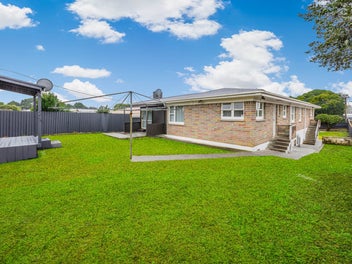 Fully Refurbished 2-Bedroom Unit + Legal Sleepout!