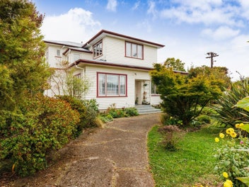'THE VICARAGE' A SPACIOUS AND GRAND FAMILY HOME