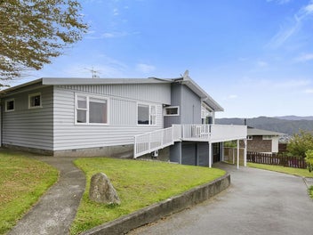 Harbour Views & Flexible Family Living!