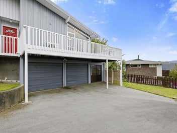 Harbour Views & Flexible Family Living!