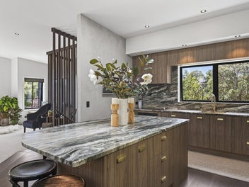 SUN, VIEWS & SERIOUS GARAGING