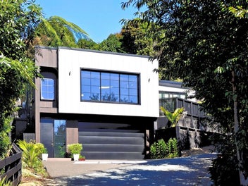 SUN, VIEWS & SERIOUS GARAGING