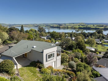 Elevated living - Lake Waihola outlook