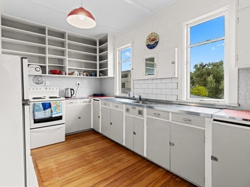 CHARACTER BUNGALOW - 720m2 SECTION (RES B)