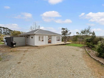 AFFORDABLE LIFESTYLE PARADISE - RENOVATED HOME!