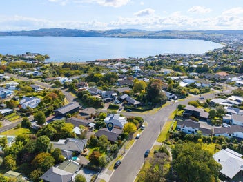 Apricot cottage on Chesham Avenue