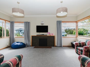 Bungalow Beauty Near Town Centre