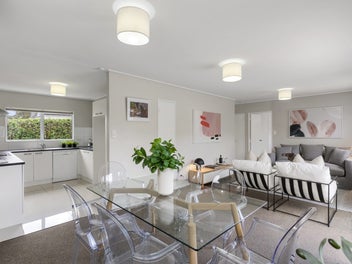 IMMACULATE EASY-LIVING ON A SUNNY SECTION!