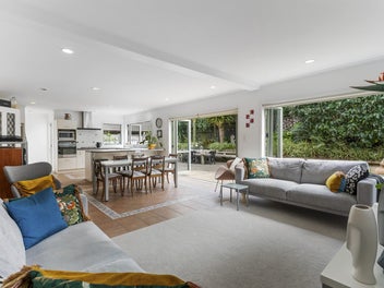 SPACIOUS FAMILY LIVING - PREMIUM STREET!