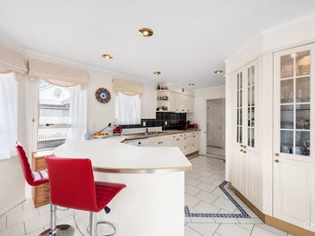 Spacious, Sunny & Superbly Located