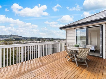 Family Living :4 Beds, 2 Ensuites, 2 Lounges