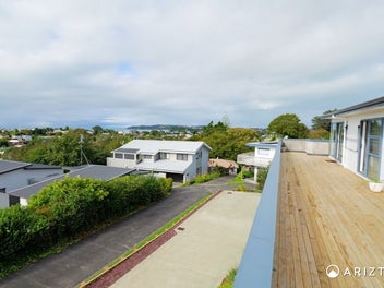 LARGE & IN CHARGE – SEA VIEWS + 6 BEDROOMS!