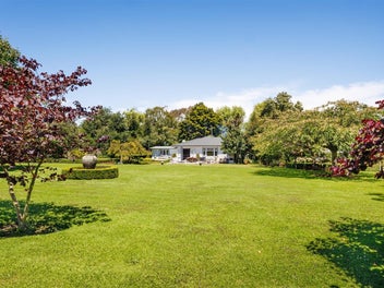 TEAM LEWIS - 5 MINUTES FROM MARTON