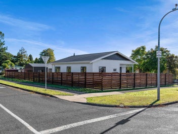 Modernised Charming Home and X large 7 x 12 Shed!