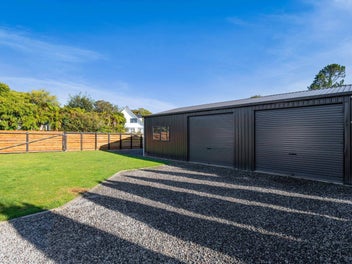 Modernised Charming Home and X large 7 x 12 Shed!