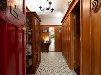 Cool Character Cottage near Karori Park