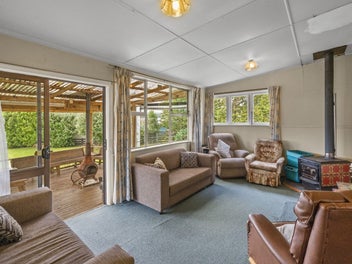 Classic Kiwi Bach on a Massive Section!