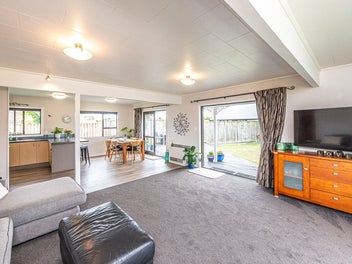Dream Five-bedroom Family Living in Springvale