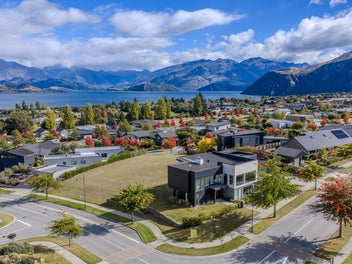 Ultimate Earner and Holiday Pad