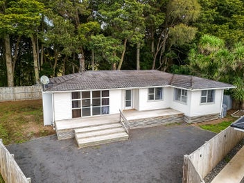 Four Bedrooms, Prime Location - Walk to the Pools!