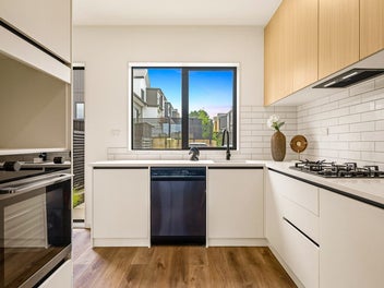 Modern, Freehold & Ready Now