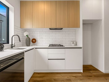 Modern, Freehold & Ready Now
