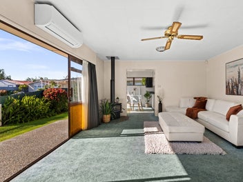 Spacious Unit: Stroll to Local Shops