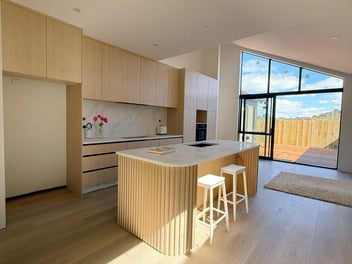 Rare as Hen's Teeth - Double Garage!!