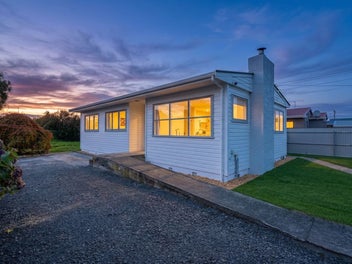 Light-Filled Living with Modern Appeal