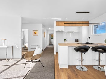 Light-Filled Living with Modern Appeal