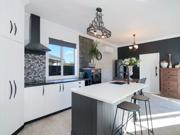 MAGAZINE READY - CLASSY CHARACTER