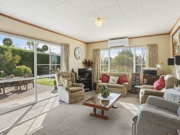 Sunny living, private setting