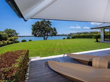 World-Class Residence - 3,189sqm Of Lakefront Land