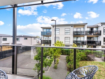 Sunny, Modern & Close to Airport