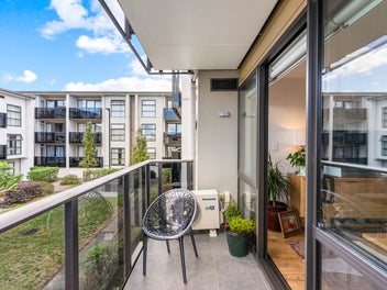 Sunny, Modern & Close to Airport