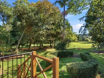 Inviting Cozy Villa on 4ha - Golfers Retreat!