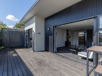 Freehold Modern Living, Sun-Soaked & Smart