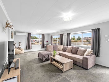 Warm, Sunny & Perfectly Positioned in Ettrick