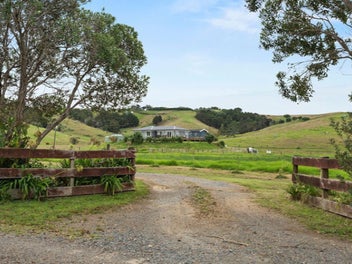 Beautifully refurbished home, cabin, and arena