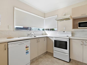 Spacious Townhouse in Sought-After Glenholme