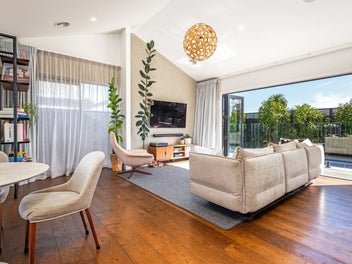 Modern masterpiece - central Hospital location