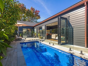 Modern masterpiece - central Hospital location