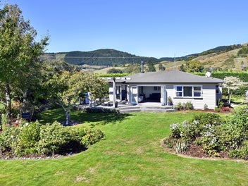 Lifestyle Retreat With Pool, Hot Tub & Orchard